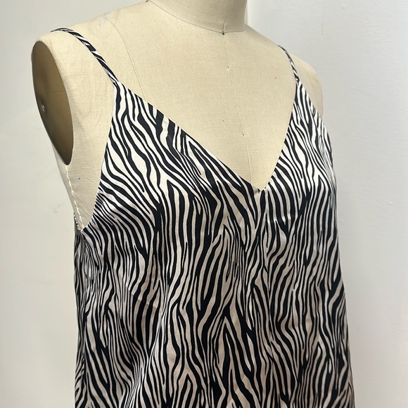 Cami NYC Silk strapping camisole top🌟🌟✨✨✨☺️ Seabra pattern - Picture 1 of 6